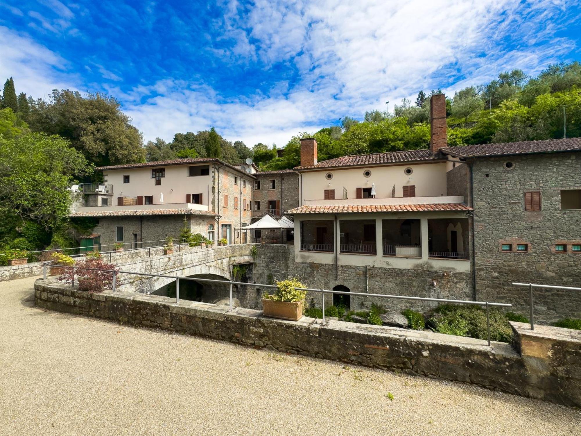 La Ferriera Exclusive Resort - Pool & Waterfall Loro Ciuffenna Bagian luar foto